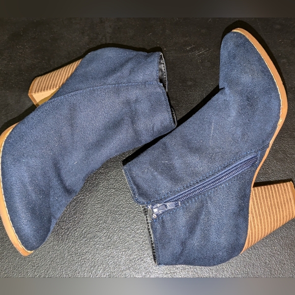 Women's Ankle Boots - Picture 2 of 3